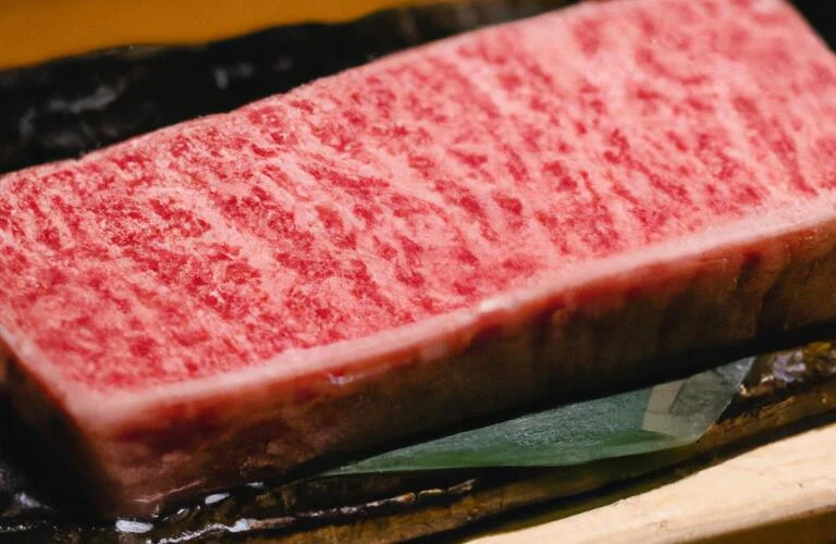 おしゃれな空間で和牛の極みを味わう。特別な大阪の美食体験をあなたに。
