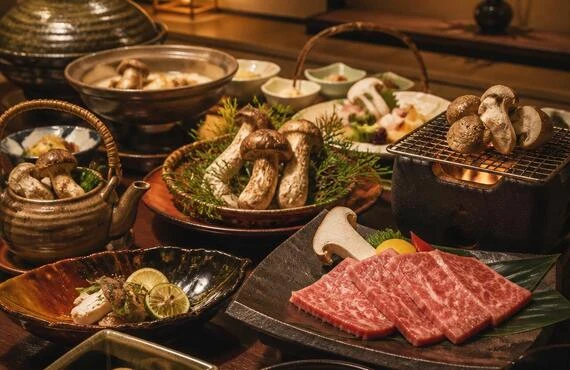 個室で楽しむ松茸と和牛の美味しい饗宴