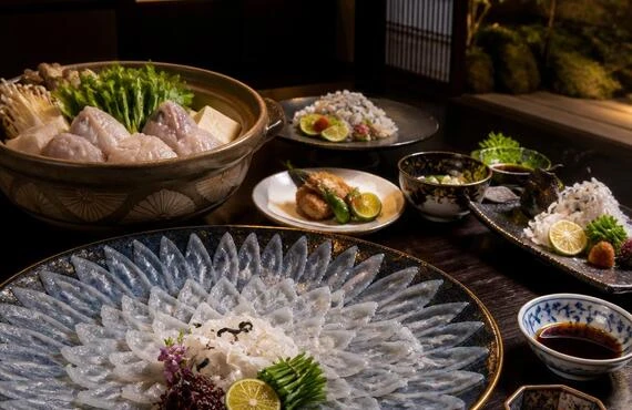 北新地の隠れ家で、豪華なふぐコース料理を囲む懇親会