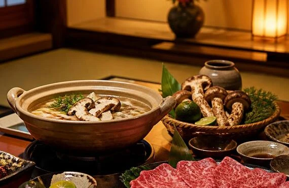 北新地の座敷で、至福の松茸鍋と和牛を堪能