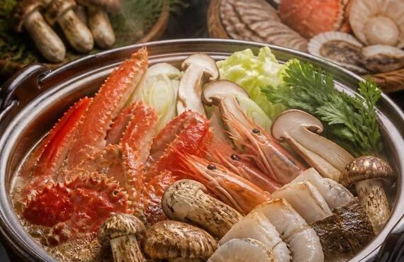 豪華な海鮮と香り高い松茸による極上の鍋体験